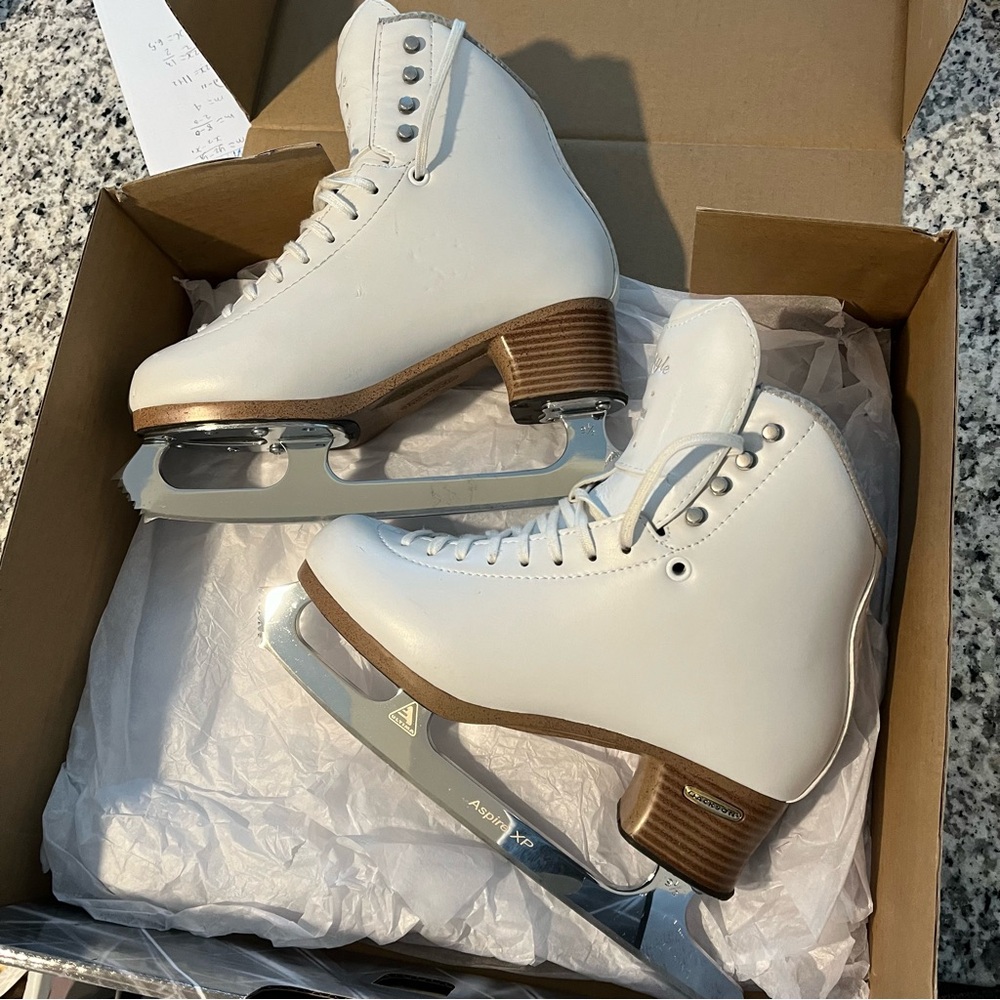 Jackson Ultima Freestyle Women’s Ice Skates (FS2190) with Aspire blades Size 6.5